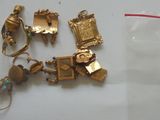 un sachet de breloques en or et un porte-clés