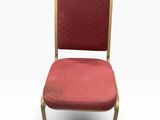 une chaise rouge avec une structure dorée et une assise rembourrée de couleur rouge