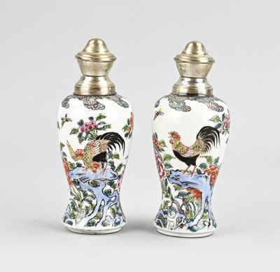 paire de vases chinois ornés de coqs et de fleurs peints