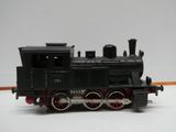 un petit train posé sur une surface blanche