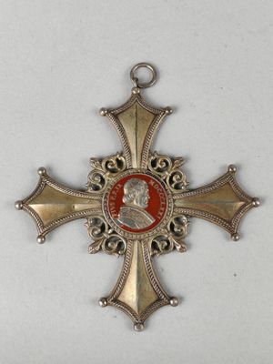 une image représentant une croix sur laquelle figure le portrait d'un homme