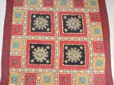 une image représentant une couette en patchwork rouge et bleue
