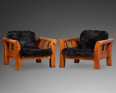 deux chaises en bois recouvertes de fourrure noire, sur fond gris