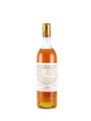 une bouteille d'alcool posée sur une surface blanche