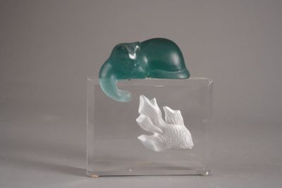 une sculpture en verre représentant un éléphant avec un poisson à l'intérieur