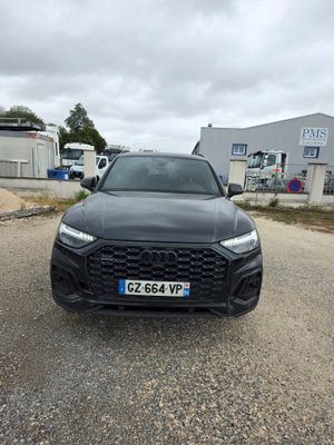 l'avant d'un SUV Audi noir garé sur un parking