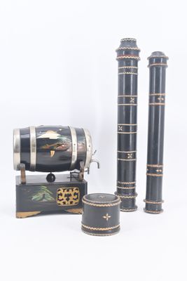 trois vases cylindriques décorés de noir et d'or et un vase cylindrique noir et or