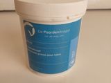 un récipient blanc muni d'une étiquette bleue posé sur un comptoir