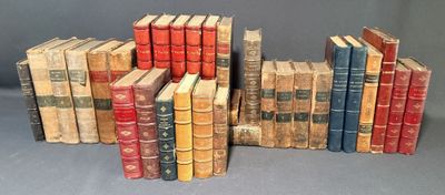 plusieurs vieux livres empilés sur une table