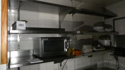 un micro-ondes et un four à micro-ondes dans une petite cuisine