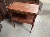 une petite table en bois surmontée d'un tiroir