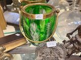 une table en verre sur laquelle sont posés de nombreux objets en verre