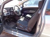 l'intérieur d'une voiture, la portière ouverte et le siège conducteur relevé