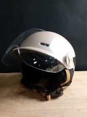 un casque posé sur une table en bois