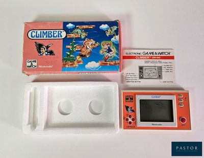 une console Nintendo avec un jeu à l'intérieur