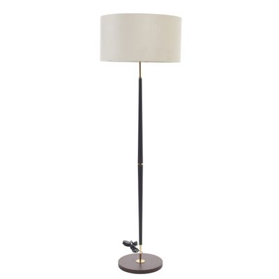 un lampadaire noir surmonté d'un abat-jour blanc