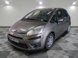 la photo d'une voiture argentée garée dans un garage