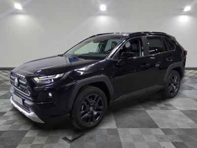 Une Toyota RAV 2020 dans un showroom au sol à carreaux