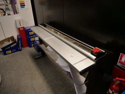 une photo montrant une longue table avec un extincteur en arrière-plan
