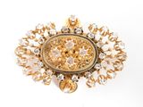une image d'une broche en or et diamants sur fond blanc