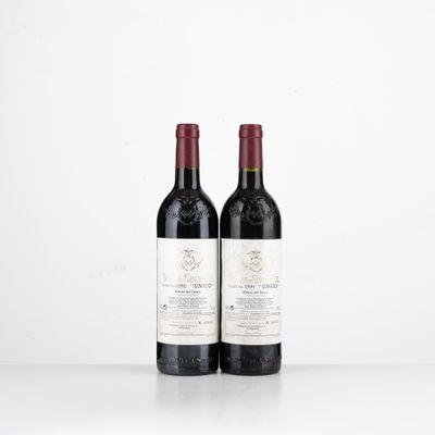 deux bouteilles de vin rouge posées sur une table blanche