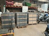 de nombreux cartons empilés sur une palette dans un entrepôt