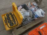 une caisse d'outils posée sur une palette à côté d'une boîte à outils