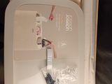 une photo d'une salle de bains avec des toilettes et un lavabo