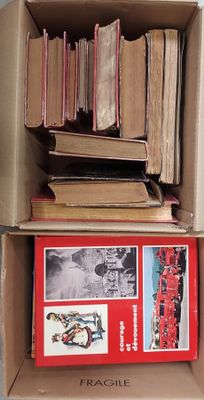 une boîte remplie de livres posée sur une table
