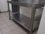 une table en acier inoxydable au milieu d'une cuisine