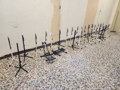 de nombreux pieds de micro alignés contre un mur
