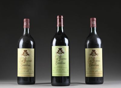 trois bouteilles de vin sont alignées sur une table