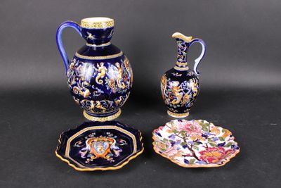 trois vases bleus et dorés et une assiette
