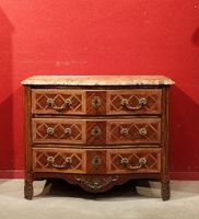 Commode en bois de placage ouvrant par trois tiroirs décor m…