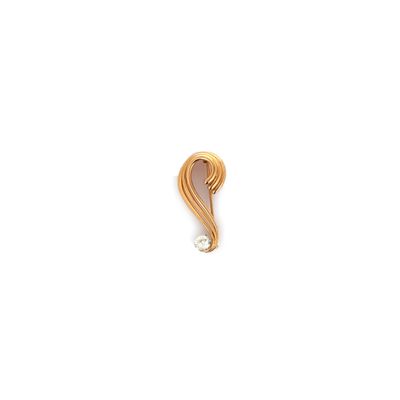 une image représentant une boucle d'oreille en or et diamants sur fond blanc