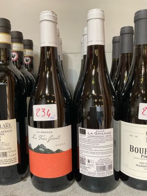 plusieurs bouteilles de vin sont alignées sur un comptoir