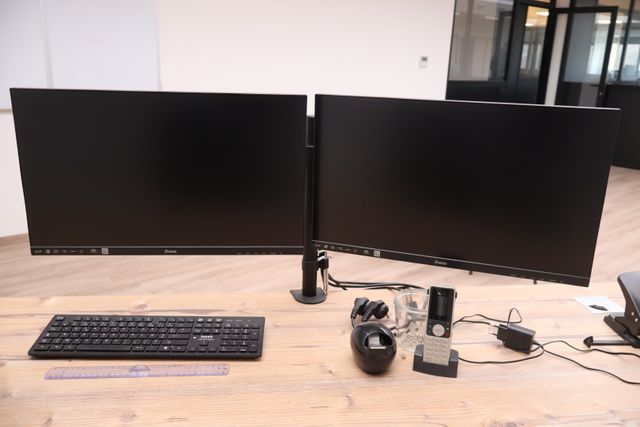 Lot de 2 écrans d’ordinateur IIYAMA avec support, clavier et sour...