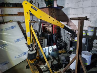 une grue jaune qui se trouve dans un garage