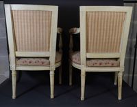 Paire de fauteuils en bois patiné, de style Louis XVI. (photo 5)