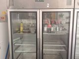 deux portes vitrées ouvertes dans une cuisine