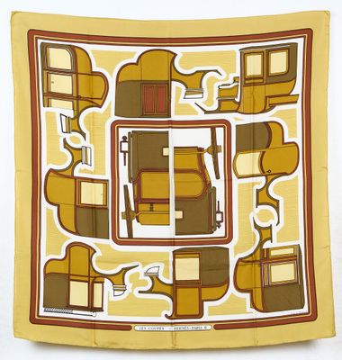 un foulard carré jaune et marron orné d'un motif représentant des éléphants