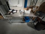 une table sur laquelle sont posés un certain nombre d'objets dans une pièce
