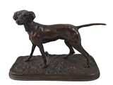 statue en bronze représentant un chien debout sur un socle, sur fond blanc