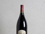 une bouteille de vin posée sur une table en bois