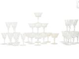 un grand nombre de verres à vin posés sur une table