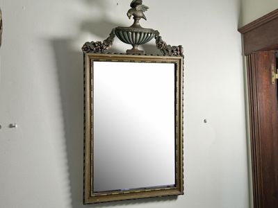 MIROIR en bois et stuc peint, le fronton orné d'une coupe godronnée co - Photo 1