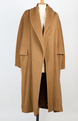 une photo d'un manteau marron sur un mannequin