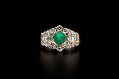 une bague en émeraude et diamant