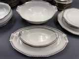 beaucoup d'assiettes et de bols sur la table