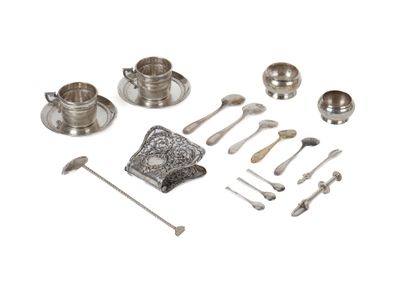 LOT en métal argenté comprenant : - 2 cuillers à café